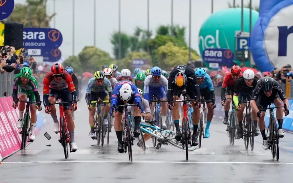Llegada de la quinta etapa del Giro de Italia, que ganó Kaden Groves, del Alpecin Deceuninck. Llegada de la quinta etapa del Giro de Italia, que ganó Kaden Groves, del Alpecin Deceuninck.