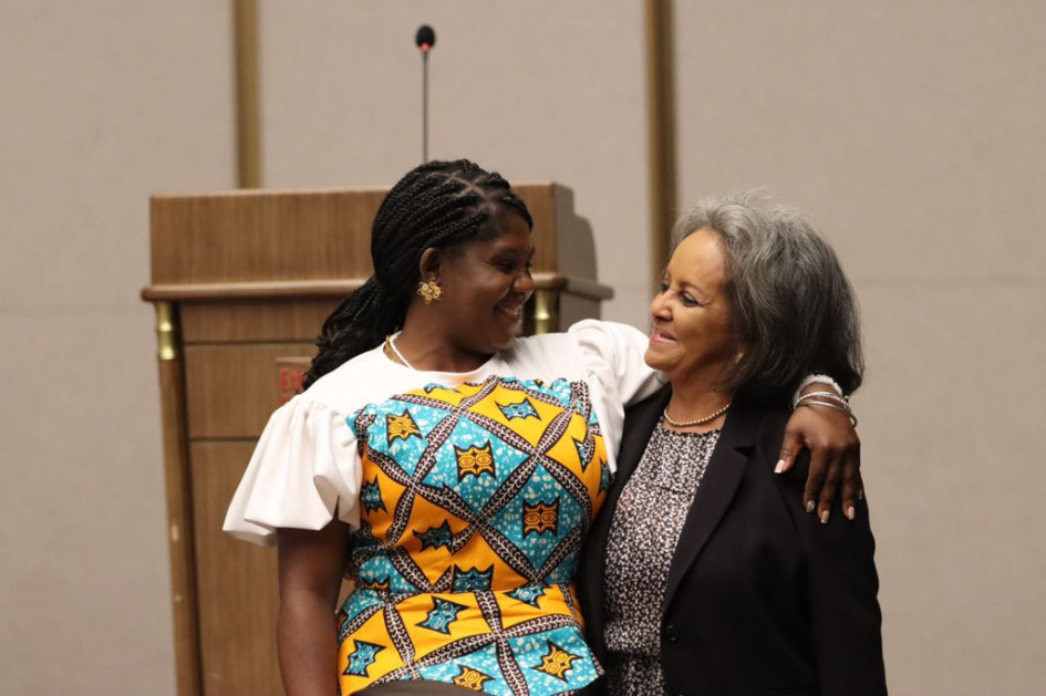 La vicepresidenta de Colombia, Francia Márquez (izquierda), se abraza con la presidenta de Etiopía, Sahle-Work Zewde. La vicepresidenta de Colombia, Francia Márquez (izquierda), se abraza con la presidenta de Etiopía, Sahle-Work Zewde.