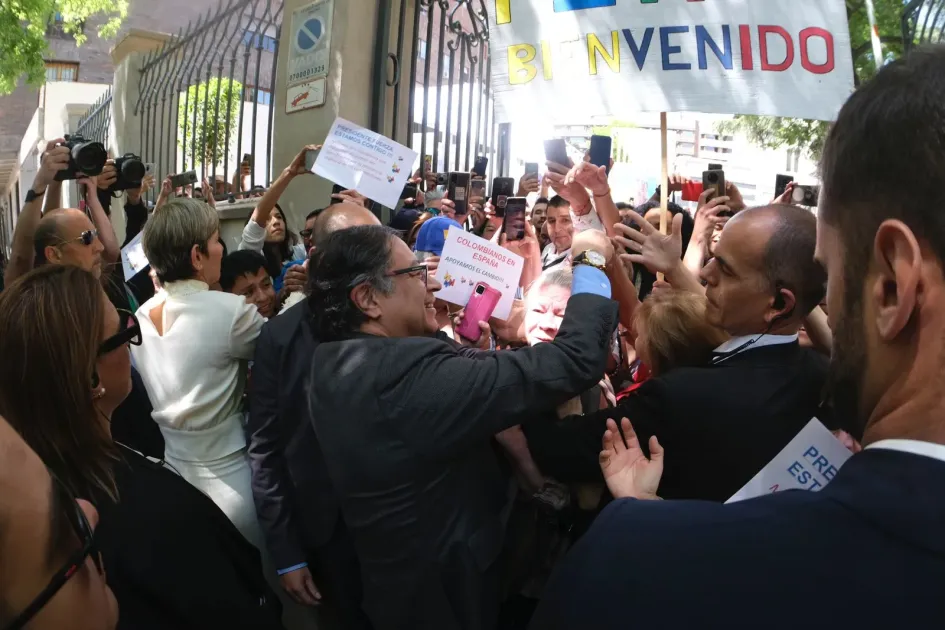 Gustavo Petro en la Embajada de Colombia en España. Gustavo Petro en la Embajada de Colombia en España.