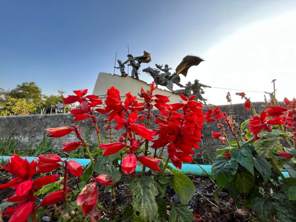 Salvia Roja ubicada en los jardines del Monumento a los Colonizadores, en Chipre. Salvia Roja ubicada en los jardines del Monumento a los Colonizadores, en Chipre.