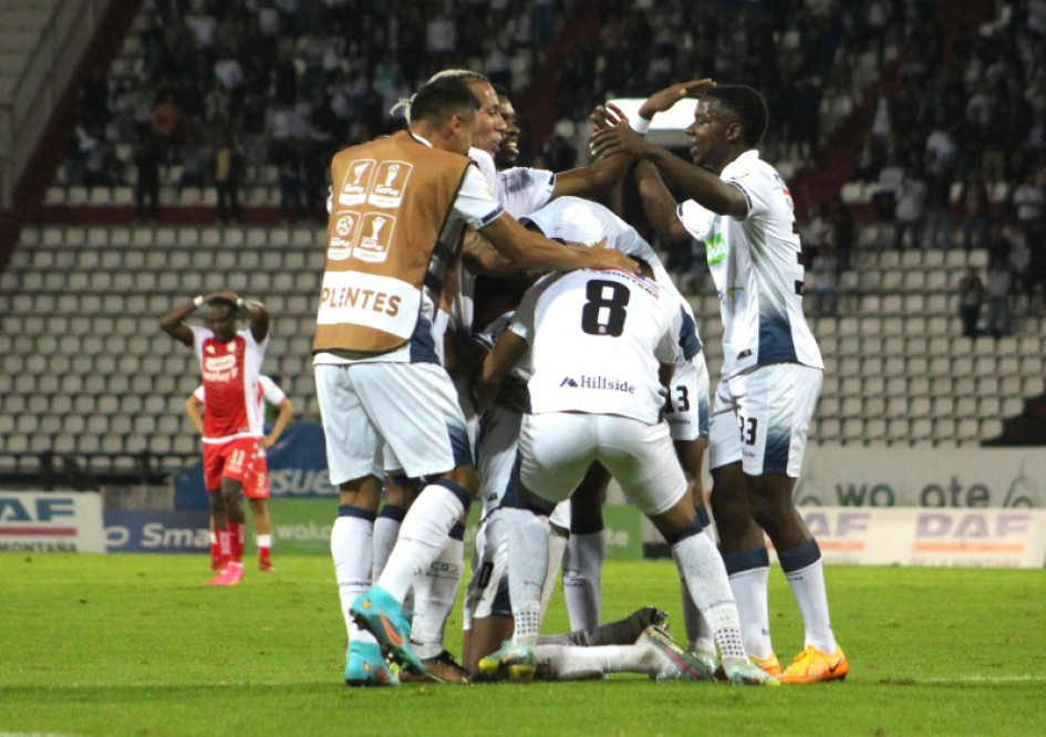Los jugadores del Once Caldas felicitan a Alejandro García por el gol que le marcó anoche al Independiente Santa Fe en el Palogrande, el tercero para la victoria 3-1 del Blanco. A pesar de la victoria y la alegría, el equipo sumó su octava eliminación consecutiva y terminó la Liga en el puesto 17 de la tabla de posiciones. Los jugadores del Once Caldas felicitan a Alejandro García por el gol que le marcó anoche al Independiente Santa Fe en el Palogrande, el tercero para la victoria 3-1 del Blanco. A pesar de la victoria y la alegría, el equipo sumó su octava eliminación consecutiva y terminó la Liga en el puesto 17 de la tabla de posiciones.
