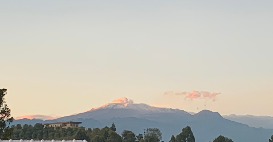 Así se veía el volcán Nevado del Ruiz en la madrugada de este lunes desde Neira (Caldas). Así se veía el volcán Nevado del Ruiz en la madrugada de este lunes desde Neira (Caldas).