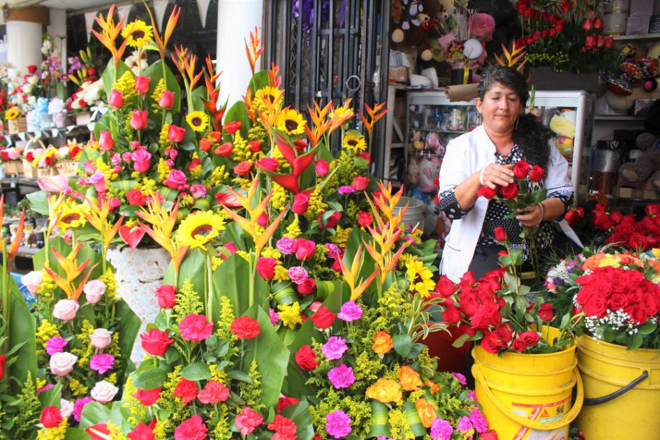 Luz Dary Mejía se dedica al comercio de flores desde hace 17 años. Ella es madre de Laura y Ana María. Al igual que Luz Dary, unas 15 madres más trabajan vendiendo flores en su día en el sector de Cristo Rey. Luz Dary Mejía se dedica al comercio de flores desde hace 17 años. Ella es madre de Laura y Ana María. Al igual que Luz Dary, unas 15 madres más trabajan vendiendo flores en su día en el sector de Cristo Rey.