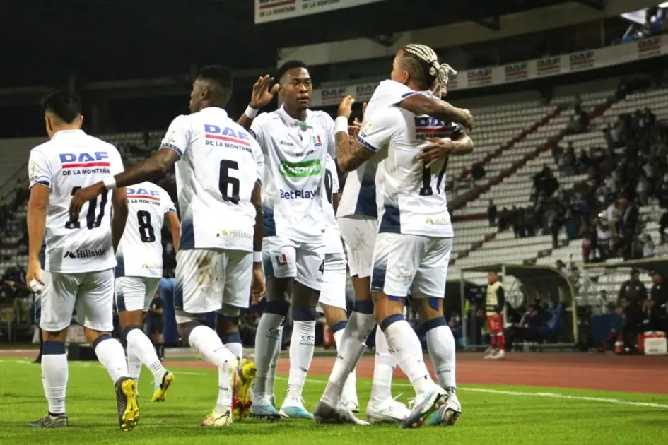 Los jugadores del Once Caldas celebran la primera anotación de Dayro Moreno. Los jugadores del Once Caldas celebran la primera anotación de Dayro Moreno.