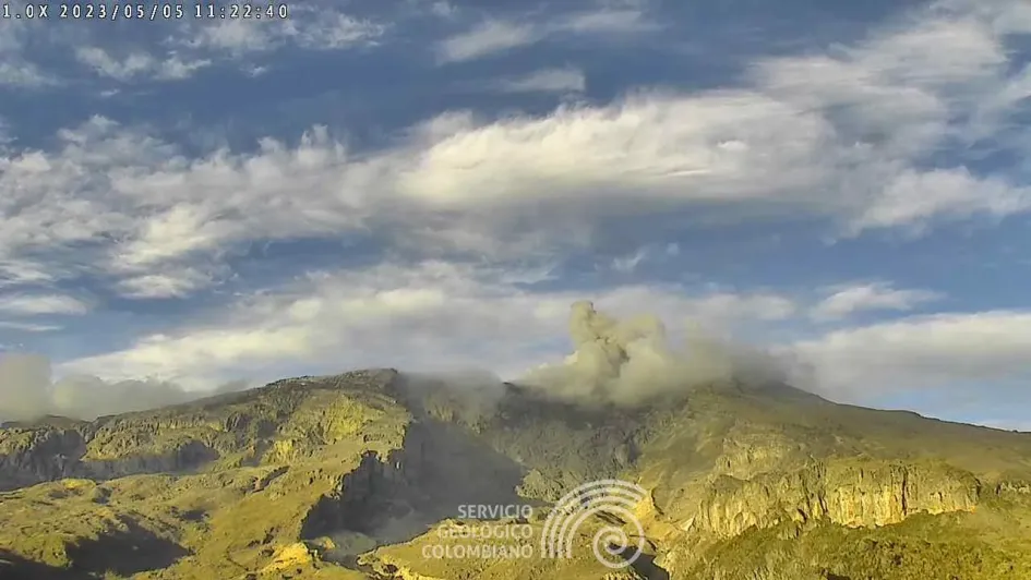 El volcán Nevado del Ruiz desde el sector cerro Piraña y río Azufrado este viernes. El volcán Nevado del Ruiz desde el sector cerro Piraña y río Azufrado este viernes.