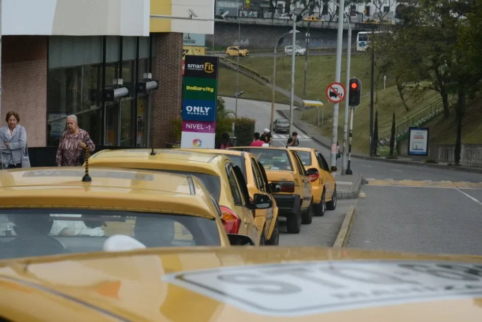 Varios conductores prefirieron dejar su vehículo en casa ante el incremento en los costos de rodar con gasolina. En las calles se evidencia que hay menos amarillos circulando por la ciudad. Taxistas de Manizales