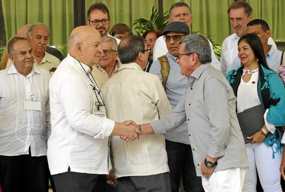 Otty Patiño (izquierda), delegado del Gobierno Colombiano, y el negociador jefe del Eln, Israel Ramírez, alias Pablo Beltrán, se saludan durante el inicio del tercer ciclo de los diálogos de Paz entre el Gobierno nacional y esta guerrilla, en La Habana (Cuba). Otty Patiño (izquierda), delegado del Gobierno Colombiano, y el negociador jefe del Eln, Israel Ramírez, alias Pablo Beltrán, se saludan durante el inicio del tercer ciclo de los diálogos de Paz entre el Gobierno nacional y esta guerrilla, en La Habana (Cuba).