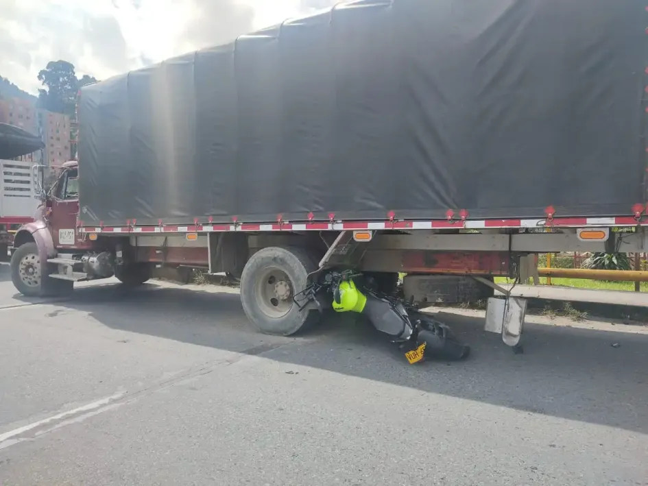 Motociclista quedó debajo del camión en la entrada de Villamaría Motociclista quedó debajo del camión en la entrada de Villamaría