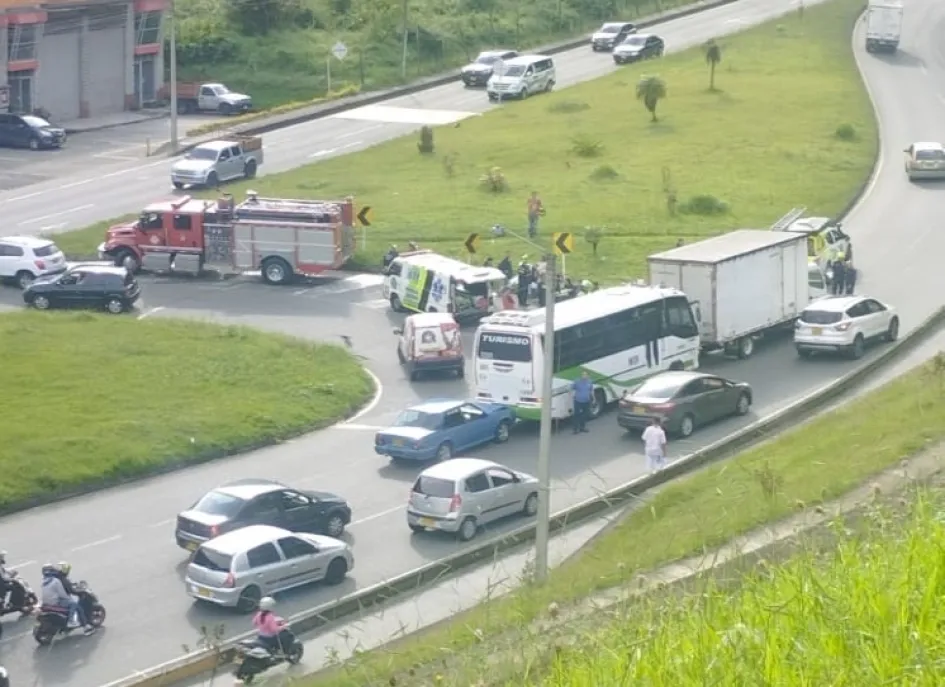 Accidente múltiple de este jueves en la vía Panamerica de Manizales. Accidente múltiple de este jueves en la vía Panamerica de Manizales.