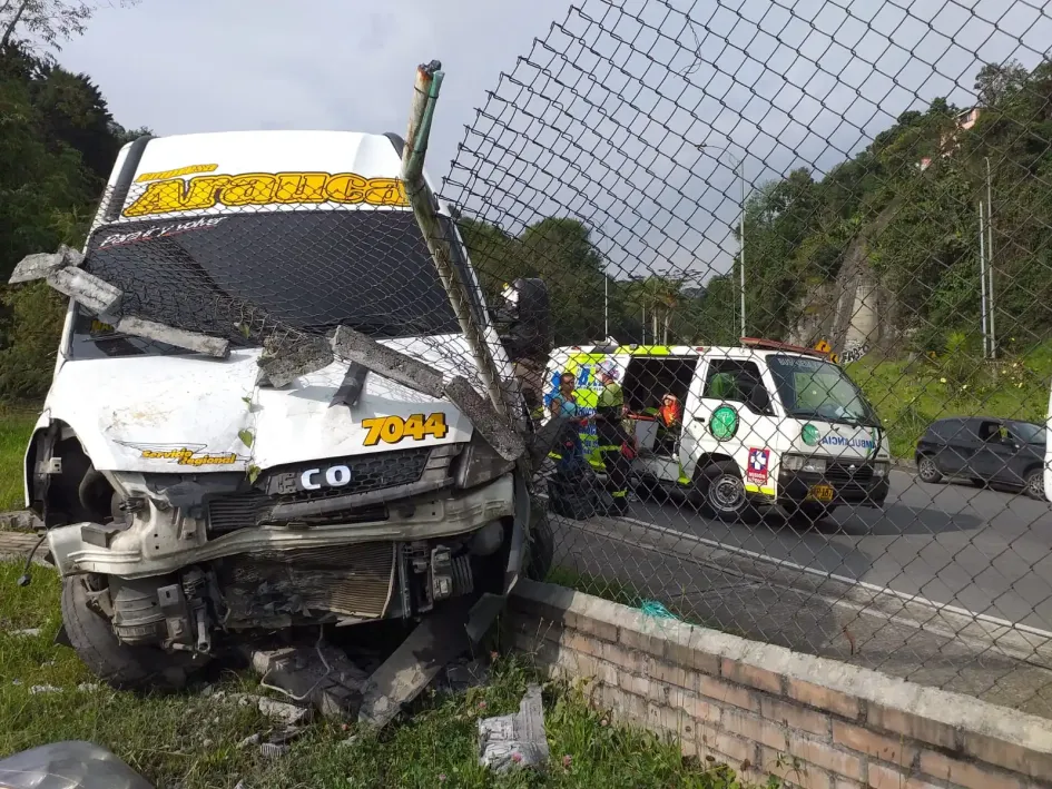 Aerován colisionó contra malla en la vía Panamericana, sector de Lusitania Aerován colisionó contra malla en la vía Panamericana, sector de Lusitania