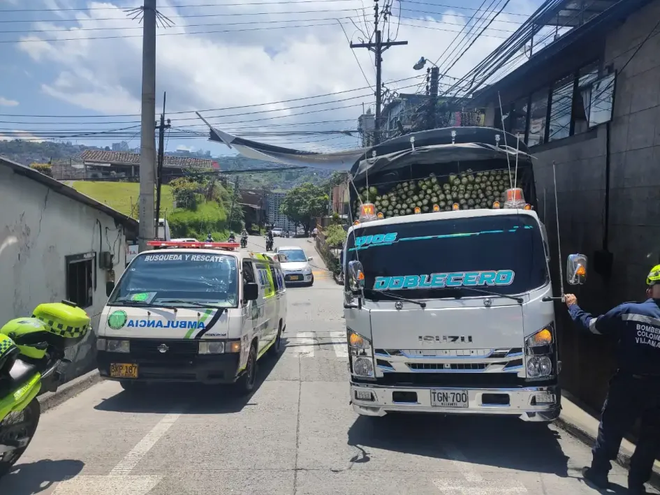Camión arrolló a motociclista y luego chocó contra una vivienda en Villamaría Camión arrolló a motociclista y luego chocó contra una vivienda en Villamaría