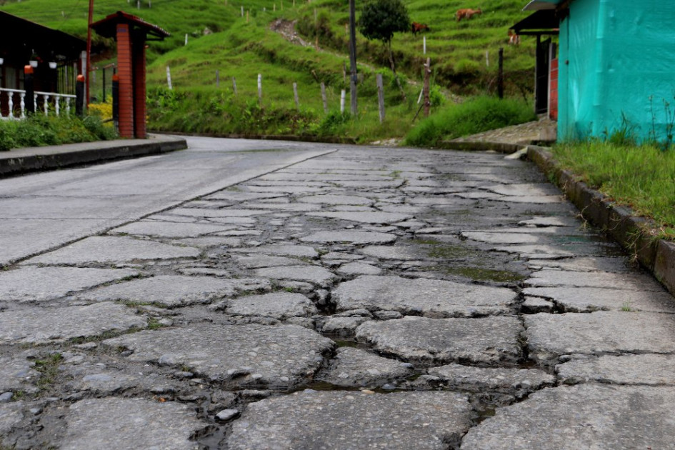 El carril de subida hacia el hospital local San Juan de Dios presenta resquebrajamiento y filtración de agua de los potreros vecinos. En un tramo de 50 metros, el pavimento está acabado y como se trata de una curva, los transeúntes y conductores explican que el peligro aumenta. El carril de subida hacia el hospital local San Juan de Dios presenta resquebrajamiento y filtración de agua de los potreros vecinos. En un tramo de 50 metros, el pavimento está acabado y como se trata de una curva, los transeúntes y conductores explican que el peligro aumenta.