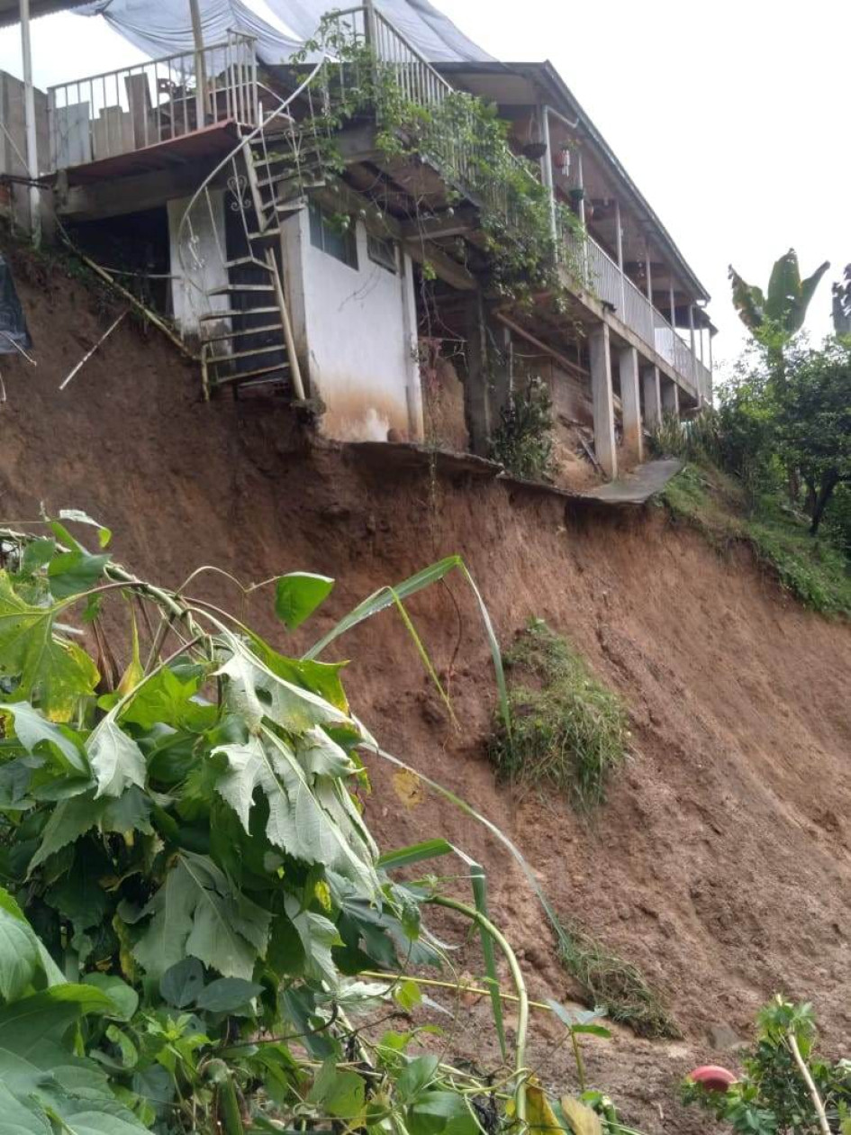 Foto | Cortesía | LA PATRIA La comunidad de San Peregrino exigió la presencia de las autoridades. La URG asitió y explicó que la Secretaría de Obras de Manizales atenderá la emergencia. Los vecinos temen que la estructura colapse. Foto | Cortesía | LA PATRIA La comunidad de San Peregrino exigió la presencia de las autoridades. La URG asitió y explicó que la Secretaría de Obras de Manizales atenderá la emergencia. Los vecinos temen que la estructura colapse.
