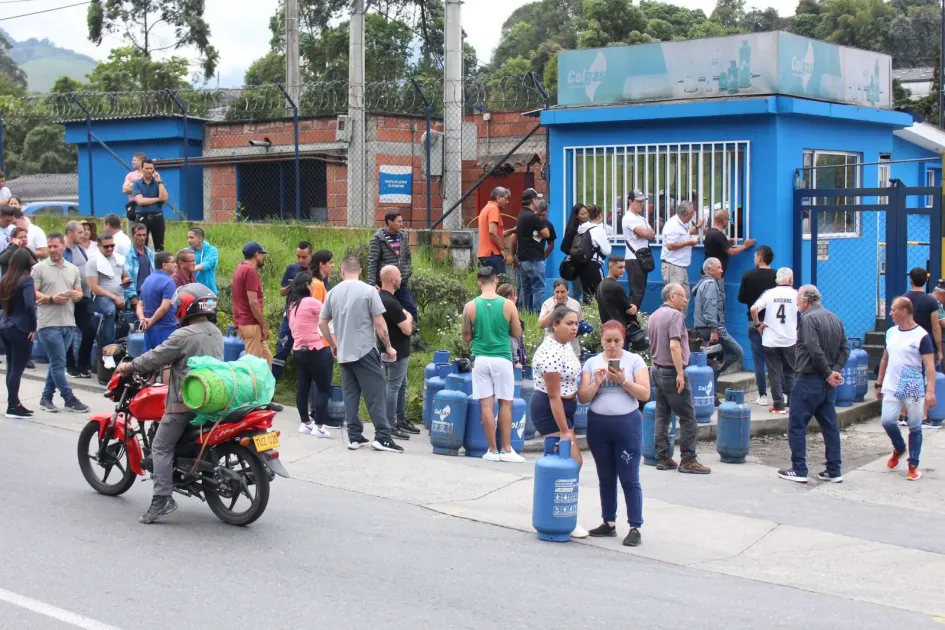 Usuarios comprando gas propano en Colgas, en La Enea, Manizales. Usuarios comprando gas propano en Colgas, en La Enea, Manizales.