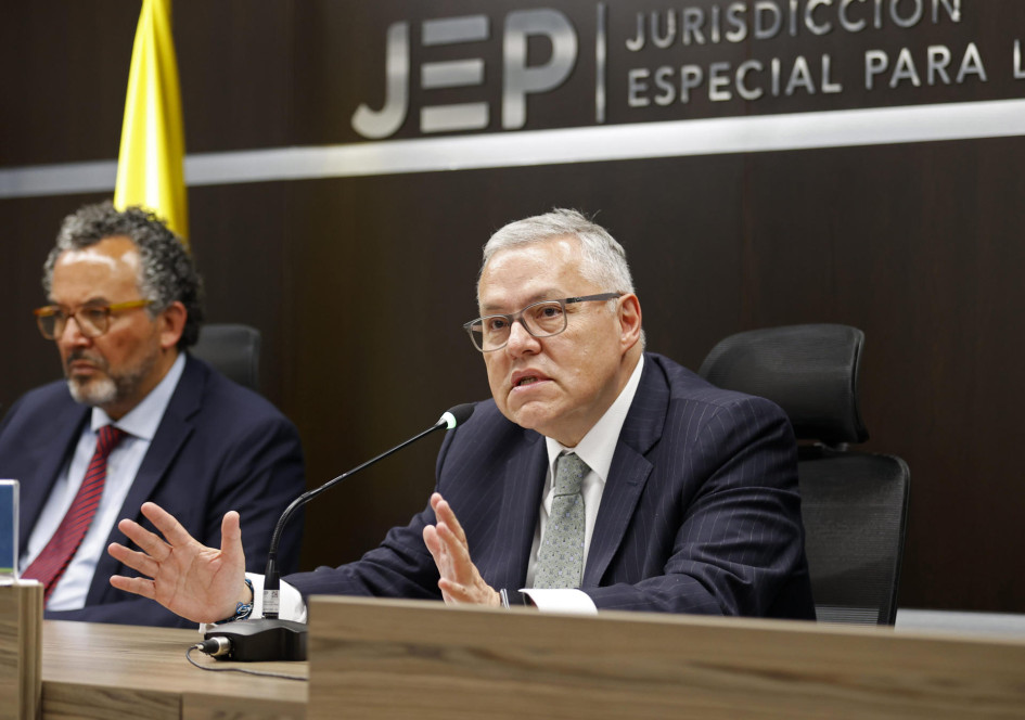 El ministro de Justicia, Néstor Osuna (derecha), habló este martes en rueda de prensa conjunta con el magistrado Roberto Carlos Vidal, presidente de la Jurisdicción Especial para la Paz (JEP), en Bogotá. El ministro de Justicia, Néstor Osuna (derecha), habló este martes en rueda de prensa conjunta con el magistrado Roberto Carlos Vidal, presidente de la Jurisdicción Especial para la Paz (JEP), en Bogotá.
