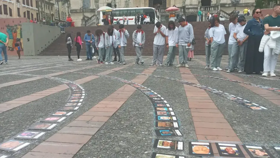 Laberinto de Ausencias en la Plaza de Bolívar de Manizales. Laberinto de Ausencias en la Plaza de Bolívar de Manizales.