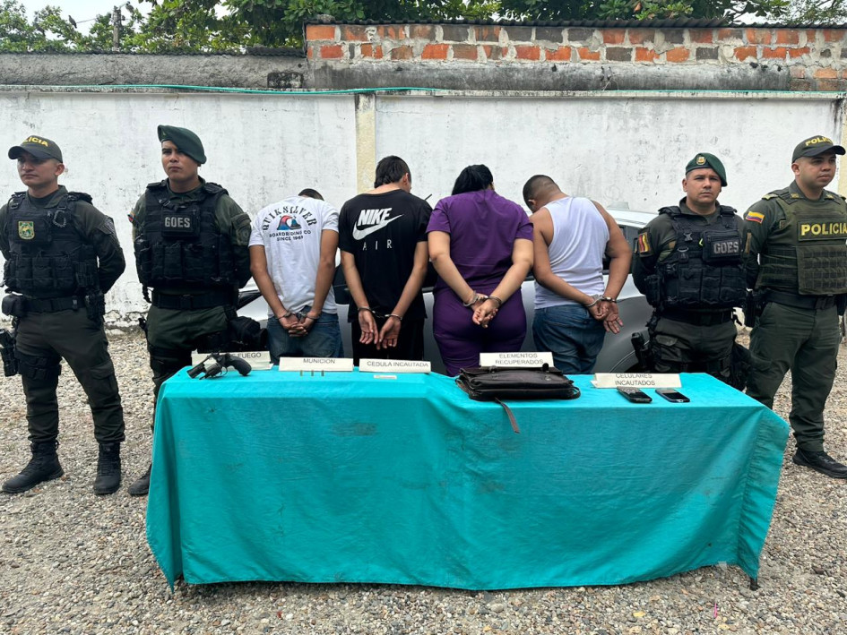 Tres hombres y una mujer, señalados de cometer el fleteo.