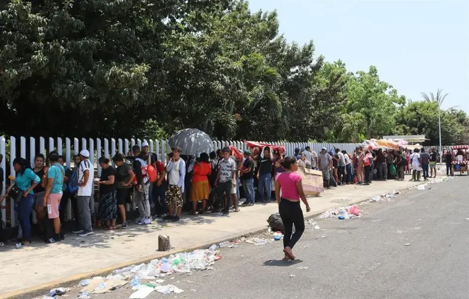 Migrantes hacen fila para tramitar documentos en Tapachula, estado de Chiapas (México). Migrantes hacen fila para tramitar documentos en Tapachula, estado de Chiapas (México).