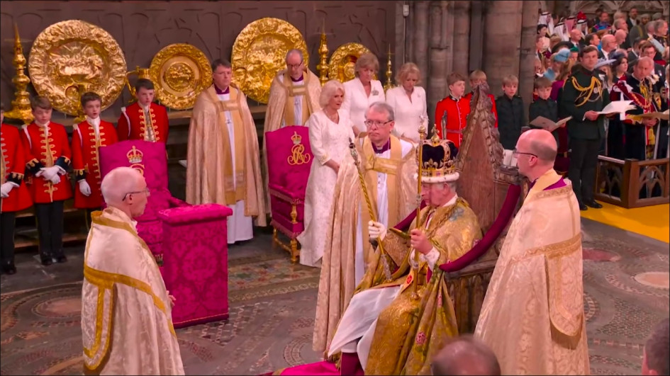 Tras coronar a Carlos como rey del Reino Unido, el arzobispo de Canterbury, Justin Welby (izquierda), coreó a viva voz el tradicional "God Save The King" y fue acompañado al unísono por toda la Abadía de Westminster. Tras coronar a Carlos como rey del Reino Unido, el arzobispo de Canterbury, Justin Welby (izquierda), coreó a viva voz el tradicional "God Save The King" y fue acompañado al unísono por toda la Abadía de Westminster.
