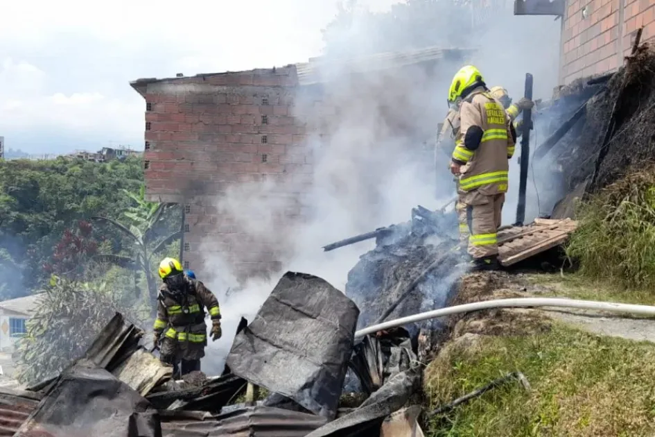 Controlan incendio en una vivienda del sector Liborio-Villa Pilar (Manizales) Controlan incendio en una vivienda del sector Liborio-Villa Pilar (Manizales)
