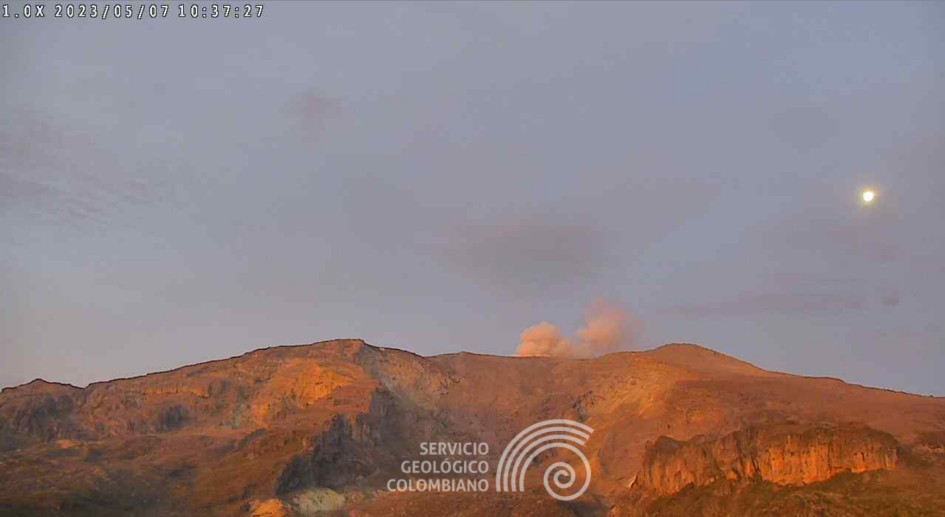 Así lucía en la mañana de este domingo, 7 de mayo, el volcán Nevado del Ruiz desde el sector del cerro Piraña y el río Azufrado. Así lucía en la mañana de este domingo, 7 de mayo, el volcán Nevado del Ruiz desde el sector del cerro Piraña y el río Azufrado.
