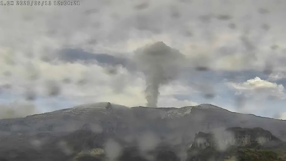 Emisión de ceniza de este sábado en el volcán Nevado del Ruiz. Emisión de ceniza de este sábado en el volcán Nevado del Ruiz.