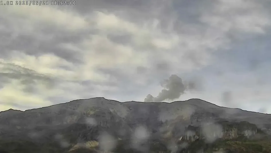El volcán Nevado del Ruiz este domingo desde el sector del cerro Piraña y el río Azufrado. El volcán Nevado del Ruiz este domingo desde el sector del cerro Piraña y el río Azufrado.
