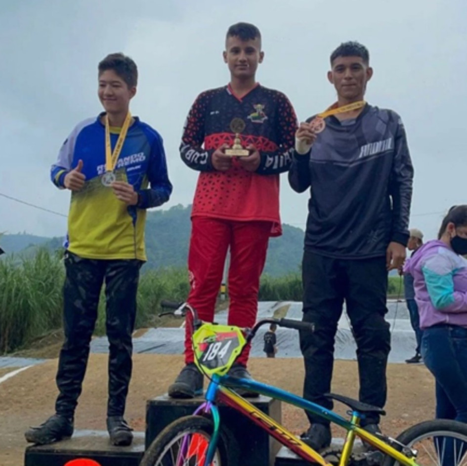 Estudiantes del Santa Teresita participando en competencia de BMX. Estudiantes del Santa Teresita participando en competencia de BMX.