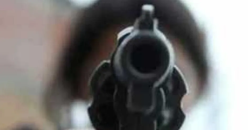Al comerciante le dispararon en unas cinco ocasiones y sufrió una herida. Al comerciante le dispararon en unas cinco ocasiones y sufrió una herida.