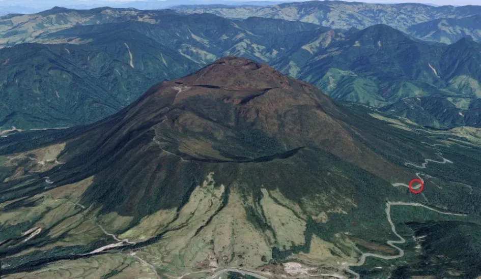 Juan Aristizábal, investigador en movilidad de la Universidad Nacional, utilizó los servicios de Google para capturar esta imagen satelital del volcán Cerro Bravo. Según él, el círculo rojo indica el lugar en el que se presenta la anomalía en una de las laderas del volcán que está en actividad verde. Volcán Cerro Bravo