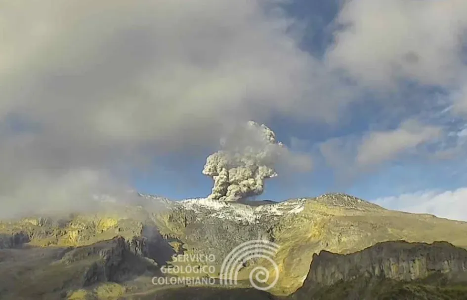 Emisión de ceniza del volcán Nevado del Ruiz registrada esta mañana a las 7:47 a.m. La columna alcanzó en dispersión 3000 m.