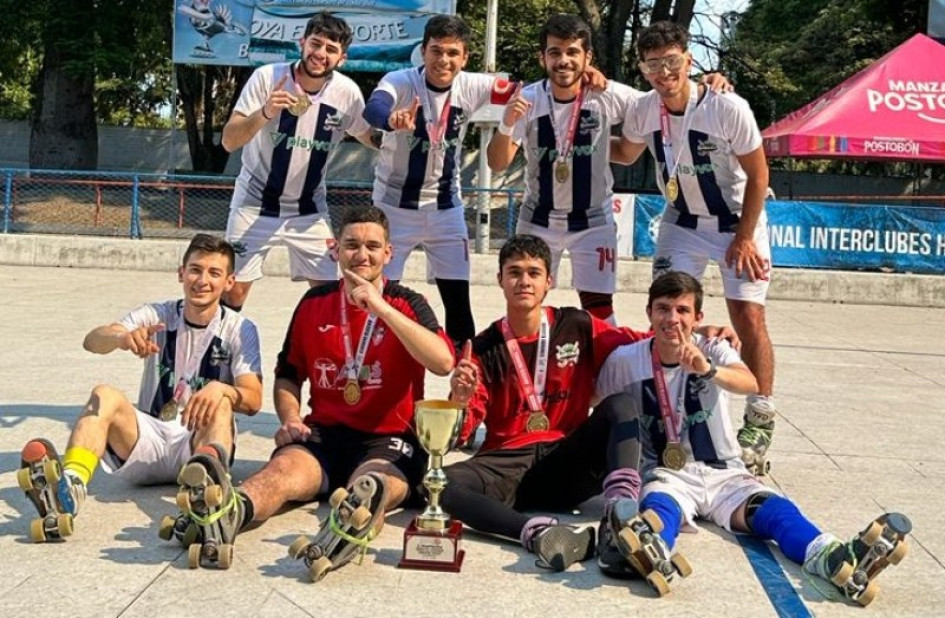 Los campeones. Arriba, de izquierda a derecha: Camilo Buitrago Cataño, Daniel Salazar Giraldo, David Ocampo Salazar y Miguel Ángel López Cardona. Abajo, sentados, de izquierda a derecha: Miguel Andrés Martínez Cardona, Juan Camilo Giraldo Bueno (portero), Mateo López Salazar (portero) y Julián Gil Mayorquín. Los campeones. Arriba, de izquierda a derecha: Camilo Buitrago Cataño, Daniel Salazar Giraldo, David Ocampo Salazar y Miguel Ángel López Cardona. Abajo, sentados, de izquierda a derecha: Miguel Andrés Martínez Cardona, Juan Camilo Giraldo Bueno (portero), Mateo López Salazar (portero) y Julián Gil Mayorquín.