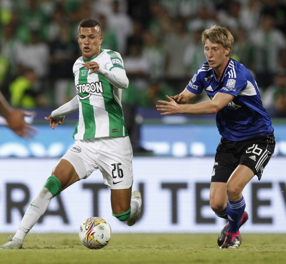 El caldense Nelson Deossa (izquierda), de Atlético Nacional, disputa el balón con Andrés Llinás, de Millonarios. Imagen del partido de ida, disputado el martes en Medellín. El caldense Nelson Deossa (izquierda), de Atlético Nacional, disputa el balón con Andrés Llinás, de Millonarios. Imagen del partido de ida, disputado el martes en Medellín.