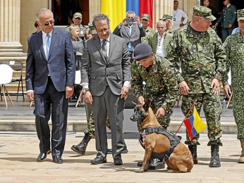 Foto | EFE | LA PATRIA El presidente de Colombia Gustavo Petro condecora a la mamá de Wilson, el perro que ayudó al rescate de los niños indígenas . Foto | EFE | LA PATRIA El presidente de Colombia Gustavo Petro condecora a la mamá de Wilson, el perro que ayudó al rescate de los niños indígenas .