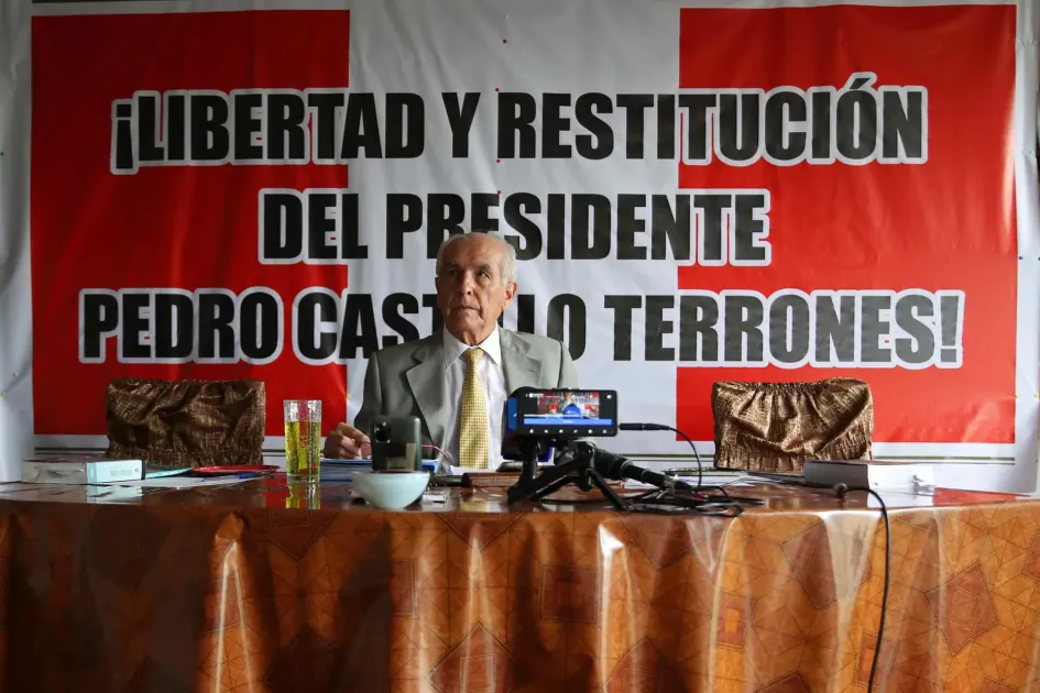 El abogado Guillermo Olivera, defensa del expresidente peruano Pedro Castillo (2021-2022), denunció el miércoles de la semana pasada en Lima que la destitución de este, tras su intento de golpe de Estado el 7 de diciembre, fue "anticonstitucional" y que hubo un "complot" estatal desde que ganó las elecciones en 2021. El abogado Guillermo Olivera, defensa del expresidente peruano Pedro Castillo (2021-2022), denunció el miércoles de la semana pasada en Lima que la destitución de este, tras su intento de golpe de Estado el 7 de diciembre, fue "anticonstitucional" y que hubo un "complot" estatal desde que ganó las elecciones en 2021.