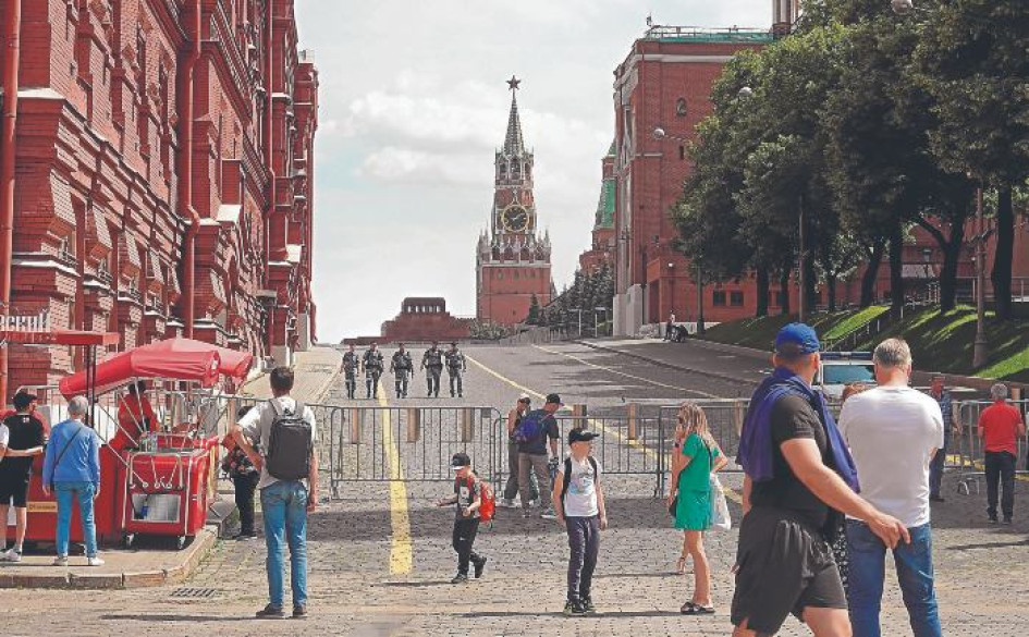La gente caminó ayer cerca de las barreras que bloquean el camino a la Plaza Roja en Moscú, Rusia. El 24 de junio, se aplicaron medidas antiterroristas en Moscú y otras regiones rusas, después de que el jefe de la empresa militar privada (PMC) Wagner Group afirmó que las tropas habían ocupado el edificio de la sede del Distrito Militar del Sur en Rostov-on-Don, exigiendo una reunión con los jefes de defensa de Rusia. La gente caminó ayer cerca de las barreras que bloquean el camino a la Plaza Roja en Moscú, Rusia. El 24 de junio, se aplicaron medidas antiterroristas en Moscú y otras regiones rusas, después de que el jefe de la empresa militar privada (PMC) Wagner Group afirmó que las tropas habían ocupado el edificio de la sede del Distrito Militar del Sur en Rostov-on-Don, exigiendo una reunión con los jefes de defensa de Rusia.