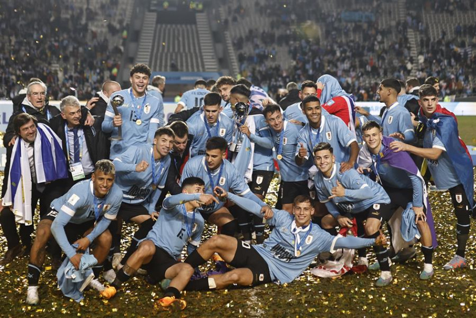 Los uruguayos y la celebración como campeones del mundo, de la categoría sub-20. Los uruguayos y la celebración como campeones del mundo, de la categoría sub-20.