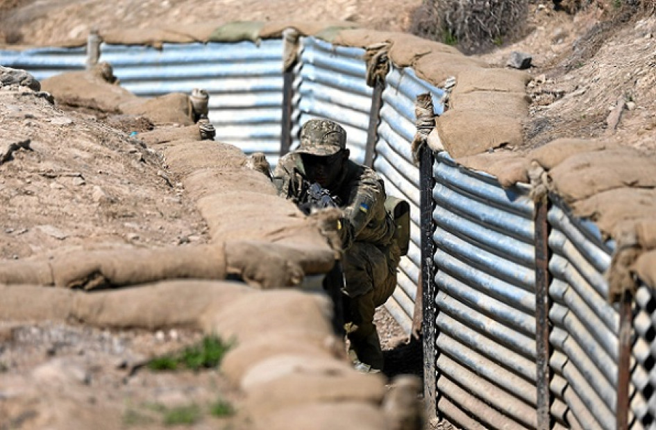 Personal militar ucraniano se somete a entrenamiento de guerra de trincheras con tropas británicas para la esperada contraofensiva ucraniana. Personal militar ucraniano se somete a entrenamiento de guerra de trincheras con tropas británicas para la esperada contraofensiva ucraniana.