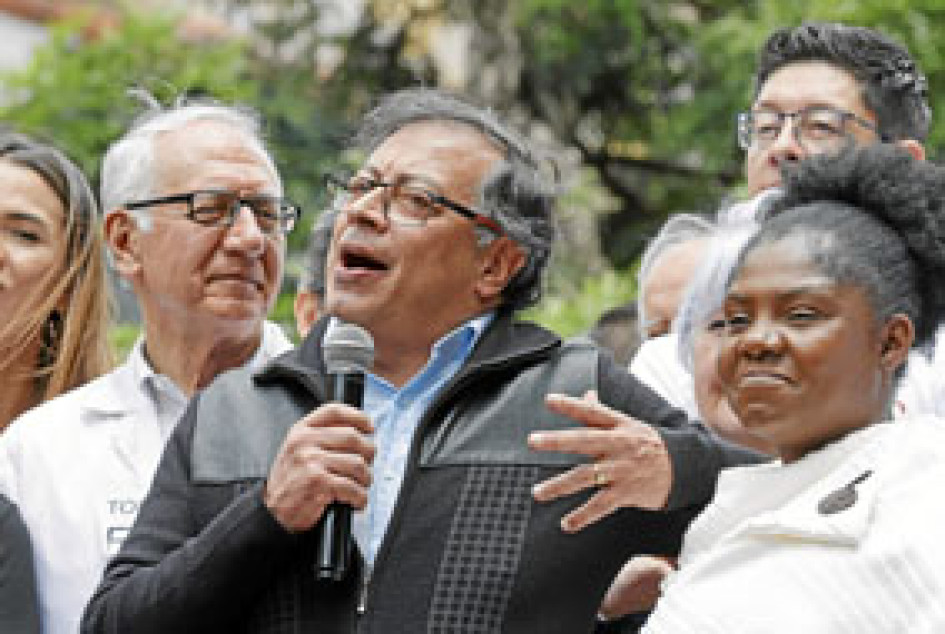 Gustavo Petro aseguró ayer que el pueblo saldrá a las calles a defender la democracia si ocurre un “golpe blando” en su contra. Gustavo Petro aseguró ayer que el pueblo saldrá a las calles a defender la democracia si ocurre un “golpe blando” en su contra.