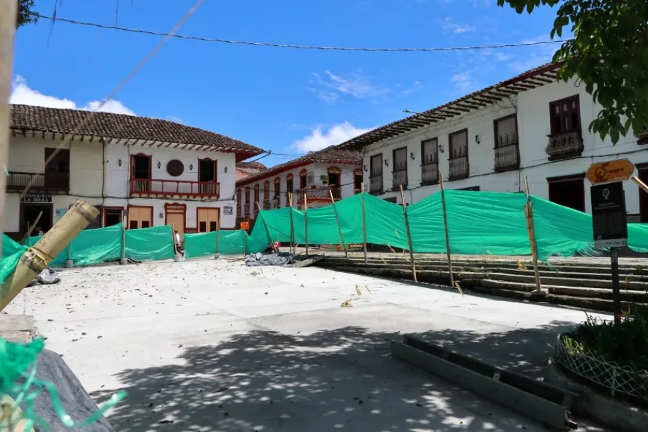 Segunda etapa de pavimentación del Parque Bolívar. Segunda etapa de pavimentación del Parque Bolívar de Salamina.