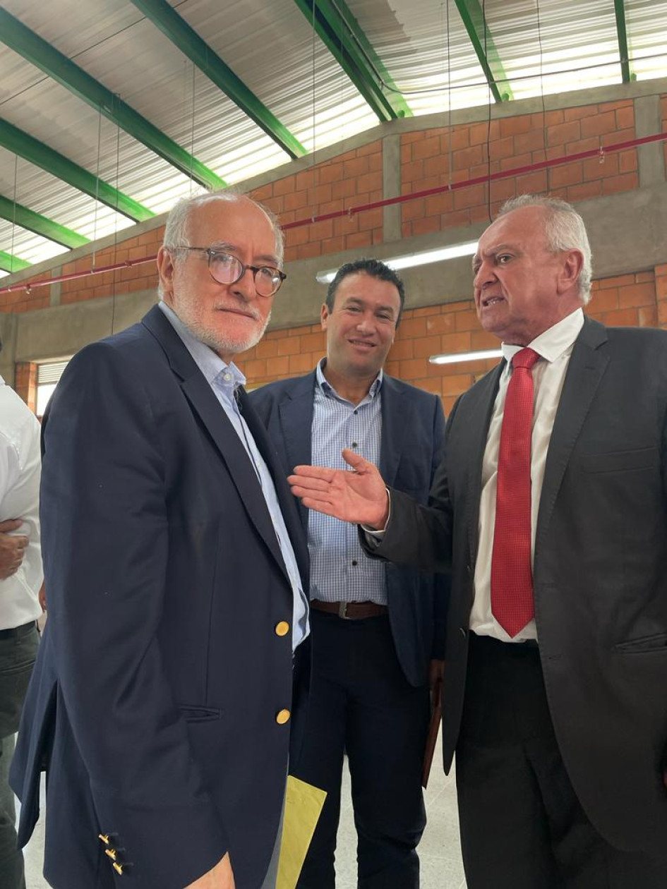 El senador Guido Echeverri, el precandidato a la Alcaldía de Pensilvania Jesús Iván Ospina y el diputado Diego Cardona se encontraron y conversaron en ese municipio. El senador Guido Echeverri, el precandidato a la Alcaldía de Pensilvania Jesús Iván Ospina y el diputado Diego Cardona se encontraron y conversaron en ese municipio.