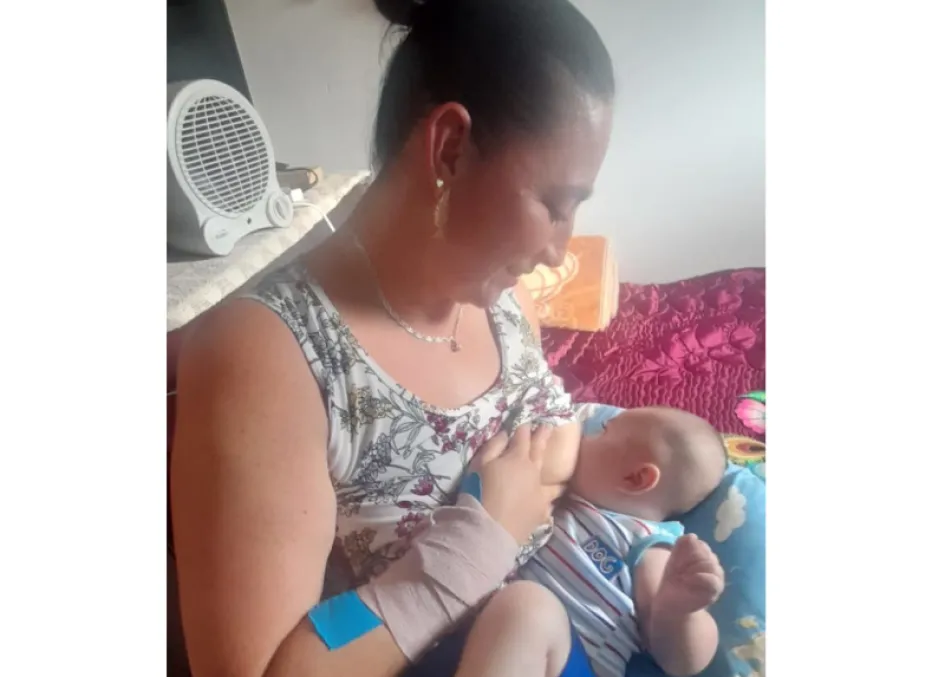 Luz Estella Gil Pareja amamanta a Dylan, que se mantiene con lactancia materna y alimentación complementaria. Luz Estella Gil Pareja