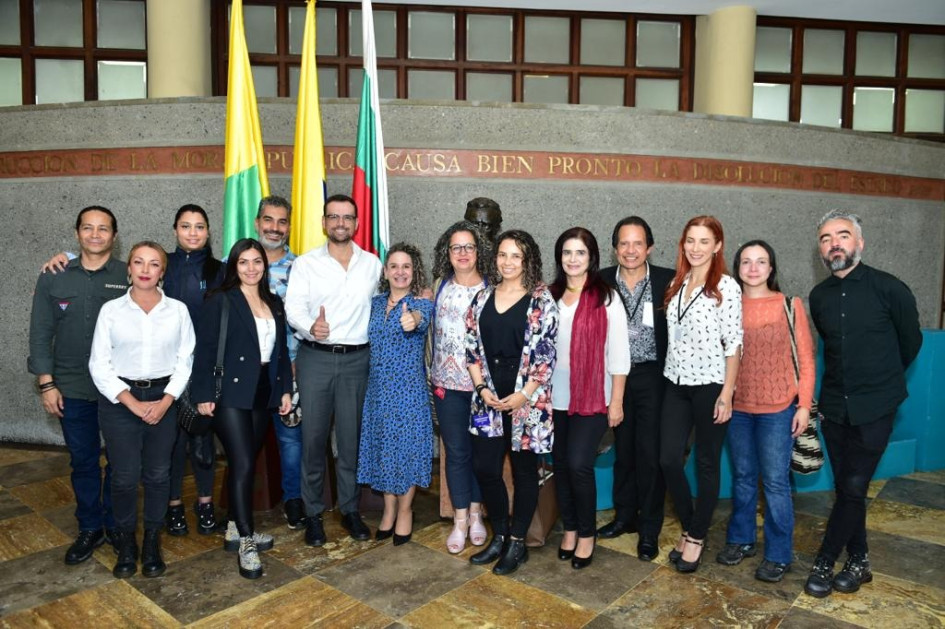 El gobernador de Caldas, Luis Carlos Velásquez Cardona y la secretaria de Cultura de Caldas, Paula Londoño Vallejo con los líderes de estos procesos culturales. El gobernador de Caldas, Luis Carlos Velásquez Cardona y la secretaria de Cultura de Caldas, Paula Londoño Vallejo con los líderes de estos procesos culturales.