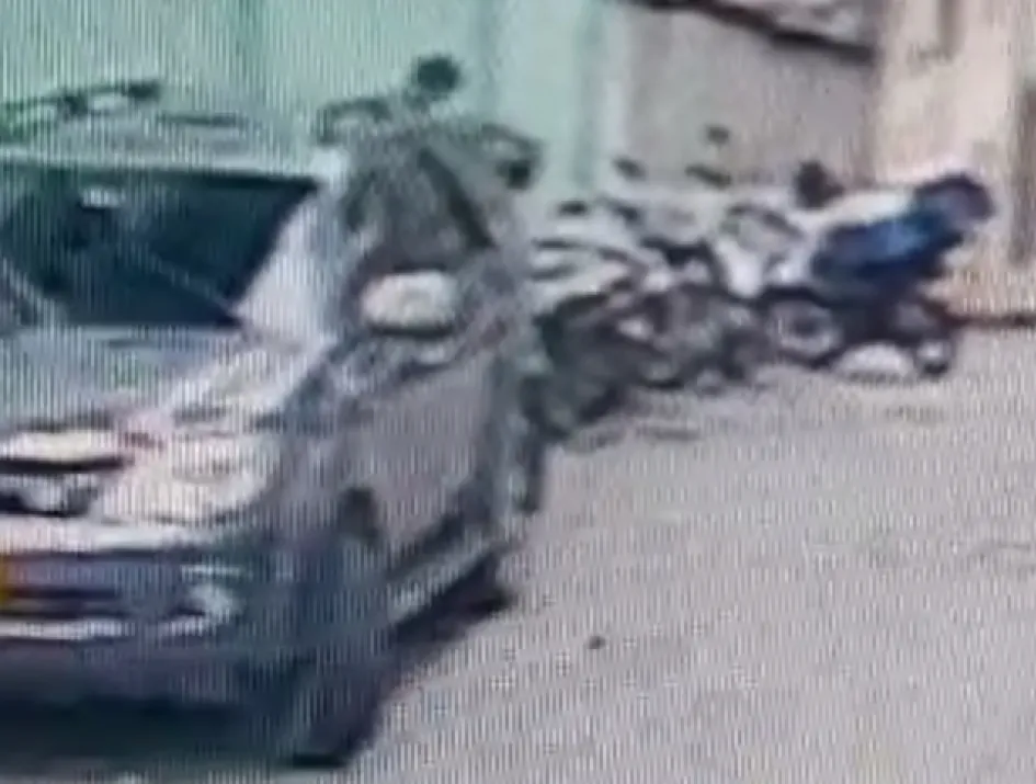 En el video se observa al hombre que se roba un caso en una calle de Pácora. 