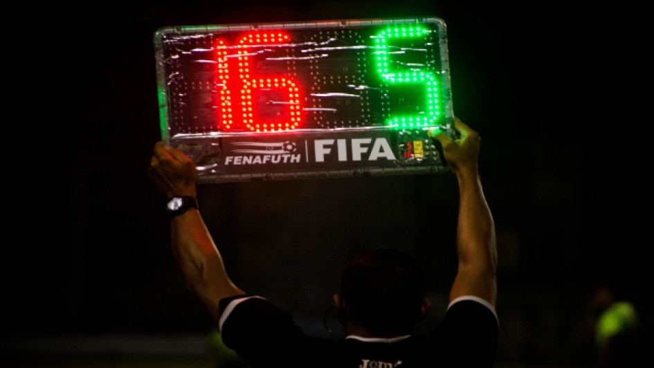 Cuántos-cambios-se-pueden-hacer-en-un-partido-de-fútbol Árbitro de fútbol muestra un aviso de sustitución en un partido.