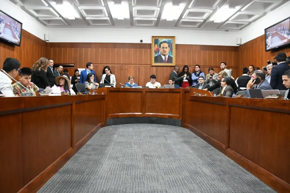 Comisión Séptima del Senado Con ocho votos a favor y tres en contra, los congresistas aprobaron 94 artículos de la iniciativa gubernamental