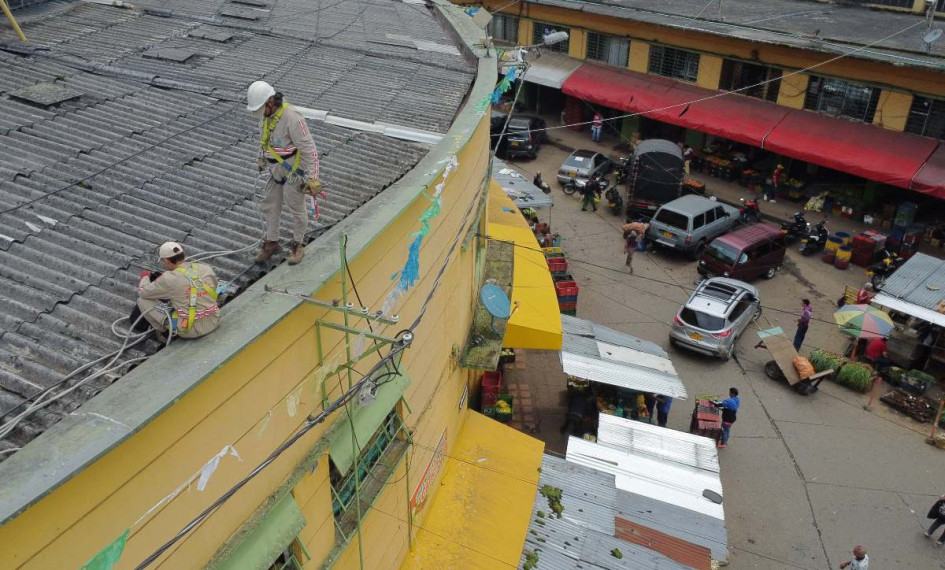 Ayer LA PATRIA encontró a dos personas reemplazando algunas tejas del techo.