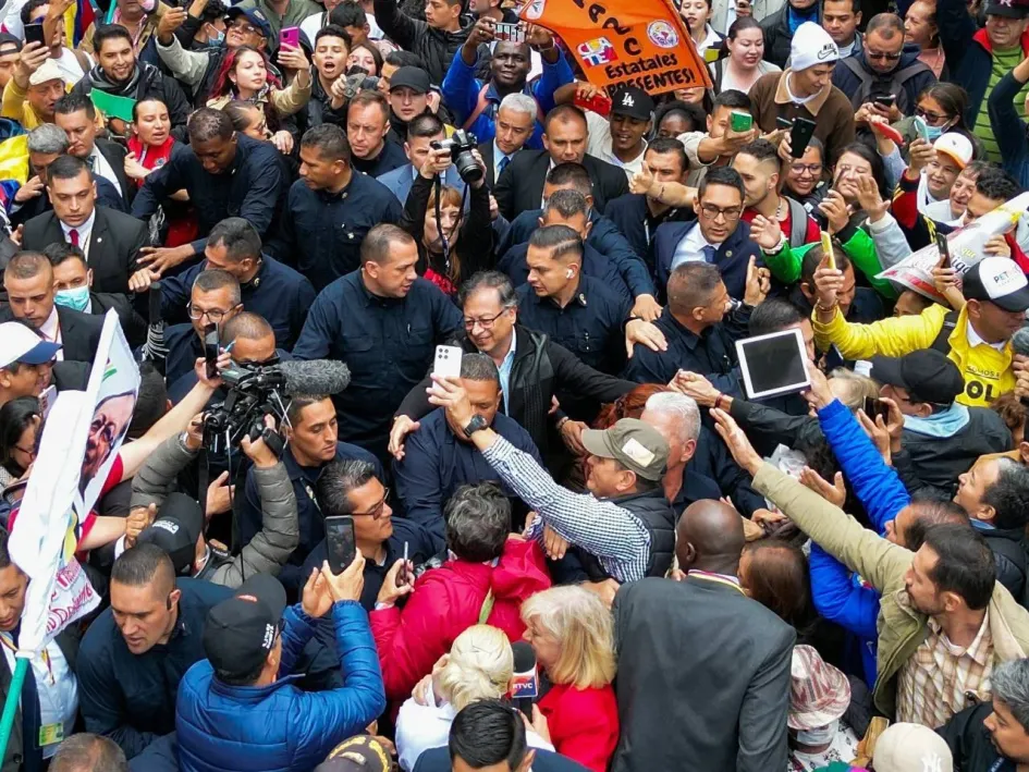 El presidente, Gustavo Petro, uniéndose a la marcha en la Casa del Florero, en Bogotá. El presidente, Gustavo Petro, uniéndose a la marcha en la Casa del Florero, en Bogotá.