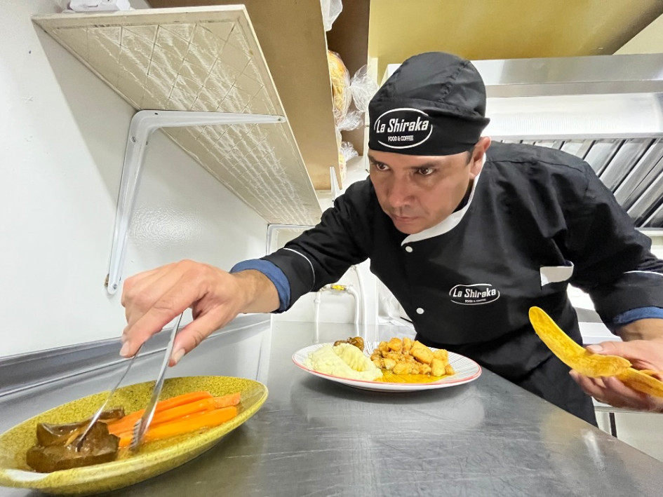 Mauricio Llano es el jefe de cocina del restaurante La Shiraka. Su amor por esta profesión viene desde niño y actualmente lo plasma en cada plato de su restaurante. Como Mauricio hay muchos manizaleños que día a día realizan sus trabajos con pasión. Mauricio Llano es el jefe de cocina del restaurante La Shiraka. Su amor por esta profesión viene desde niño y actualmente lo plasma en cada plato de su restaurante. Como Mauricio hay muchos manizaleños que día a día realizan sus trabajos con pasión.