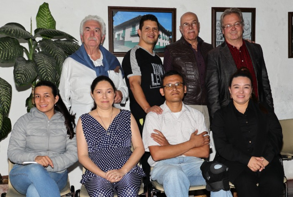 Sentados: Rudy Liliana Hernández, Diana Milena Ruiz, Héctor Obando y Gloria Sthepanie Marín. Pie: Darío Mejía, Germán Correa, Fernando Macias y Pedro Felipe Hoyos. Sentados: Rudy Liliana Hernández, Diana Milena Ruiz, Héctor Obando y Gloria Sthepanie Marín. Pie: Darío Mejía, Germán Correa, Fernando Macias y Pedro Felipe Hoyos.Sentados: Rudy Liliana Hernández, Diana Milena Ruiz, Héctor Obando y Gloria Sthepanie Marín. Pie: Darío Mejía, Germán Correa, Fernando Macias y Pedro Felipe Hoyos.